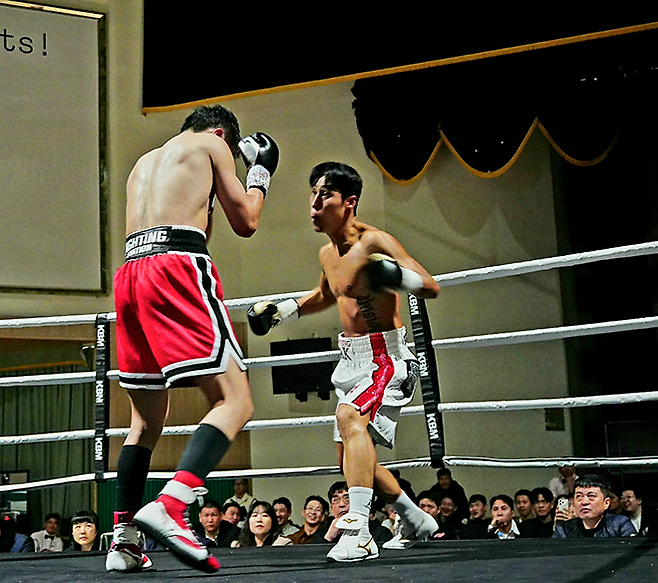 탁윤이 2026년 3월 서울과학기술대학교 체육관 특설 링에서 사단법인 한국복싱커미션 슈퍼라이트급 챔피언 결정전에서 이준희를 공격하고 있다. 사진=KBM