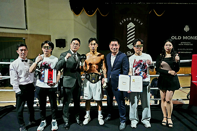 탁윤이 2026년 3월 서울과학기술대학교에서 사단법인 한국복싱커미션 슈퍼라이트급 챔피언 등극 기념 촬영을 하고 있다. 오른쪽은 세계복싱협회 및 국제복싱연맹 슈퍼미들급 챔피언 박종팔, 선수 왼쪽은 스페이스 프로모션 양현민 대표, 제일 좌측은 박재신 주심. 사진=KBM