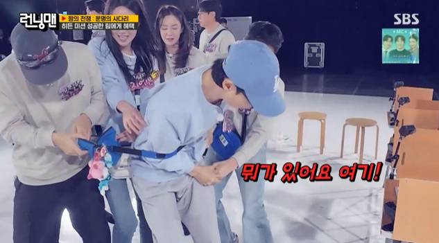 5일 방송된 SBS 예능프로그램 ‘런닝맨’에서는 전국 최고의 ‘짱’ 타이틀을 거머쥐기 위한 ‘짱의 전쟁 : 운명의 사다리’ 레이스에 참여했다. / 사진 = ‘런닝맨’ 캡처