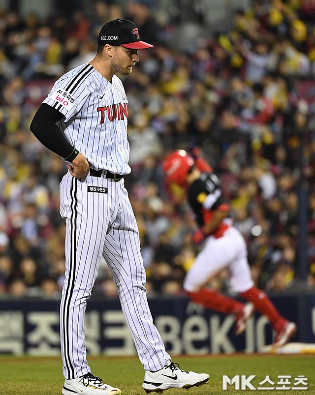 3월 31일 서울 잠실야구장에서 ‘2026 프로야구’ KIA 타이거즈와 LG 트윈스의 경기가 열렸다. 2회초 2사 2루에서 KIA 김도영의 투런 홈런 때 아쉬워하는 LG 톨허스트. 사진=천정환 기자