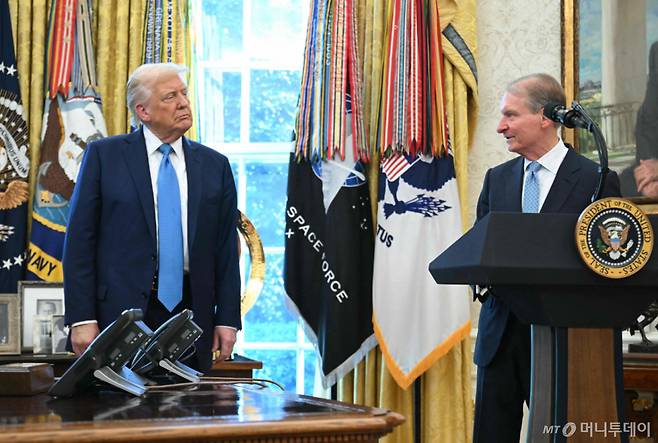 (워싱턴 AFP=뉴스1) 우동명 기자 = 도널드 트럼프 미국 대통령이 22일 (현지시간) 워싱턴 백악관에서 열린 폴 앳킨스 증권거래위원회(SEC) 위원장의 취임 선서 행사에 참석을 하고 있다. 2025.04.23 ⓒ AFP=뉴스1 Copyright (C) 뉴스1. All rights reserved. 무단 전재 및 재배포, AI학습 이용 금지. /사진=(워싱턴 AFP=뉴스1) 우동명 기자