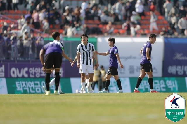 FC 서울과 FC 안양 선수들이 5일 안양종합운동장에서 열린 하나은행 K리그1 2026 경기를 무승부로 마친 후 아쉬워하고 있다. 한국프로축구연맹 제공