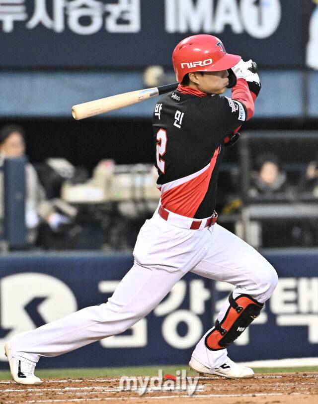 2일오후 서울잠실야구장에서진행된'2026KBO리그'LG 트윈스와KIA 타이거즈의경기. 기아 박민이 2회초 2사 2루서 1타점 적시타를 터뜨리고 있다./마이데일리