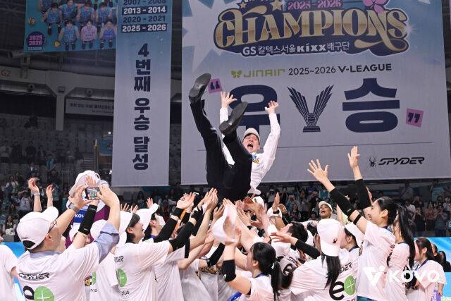 우승 헹가래를 받는 이영택 감독./KOVO