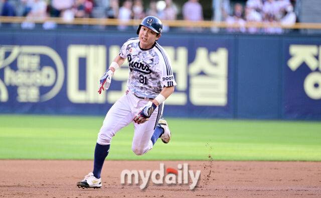 2025년 6월 5일 오후 서울 잠실구장에서 진행된 '2025 신한 SOL뱅크 KBO 리그' KIA 타이거즈와 두산 베어스의 경기. 두산 1루 주자 정수빈이 1회말 무사 1루서 케이브의 안타 때 3루로 뛰고 있다./마이데일리