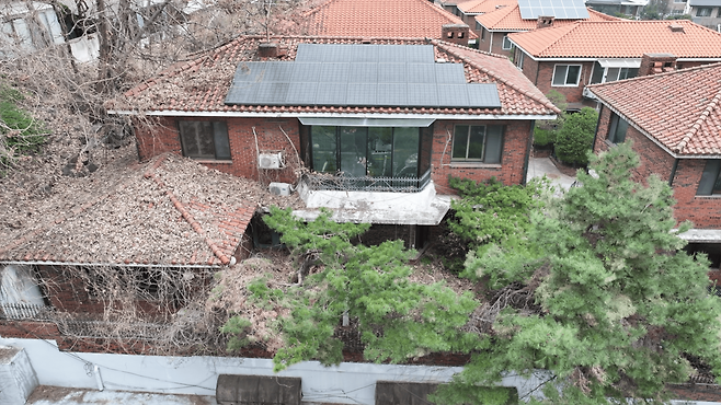 경매가 진행 중인 서울 서초구 서초동의 단독주택 모습. 김율PD