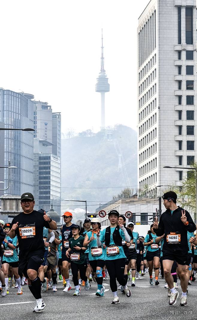5일 오전 서울 종로구 광화문광장에서 열린 ‘2026 더 레이스 서울 21K’ 마라톤 대회에서 참가자들이 힘차게 코스를 달리고 있다. 임세준 기자