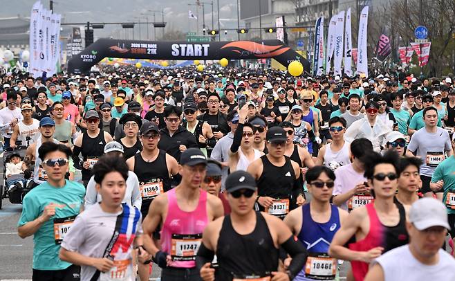 5일 오전 서울 종로구 광화문광장에서 열린 ‘2026 더 레이스 서울 21K’ 마라톤 대회에서 참가자들이 힘차게 출발하고 있다. ‘2026 더 레이스 서울 21K’는 광화문광장에서 출발해 도심을 달리는 마라톤 대회다. 이번 대회는 헤럴드경제와 스포맥스코리아가 주최·주관하며, 1만 5000여 명의 러너들이 서울의 도심 풍경을 만끽하며 달릴 수 있도록 마련됐다. 임세준 기자