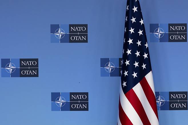북대서양조약기구(NATO·나토) 로고와 미 성조기. [게티이미지]