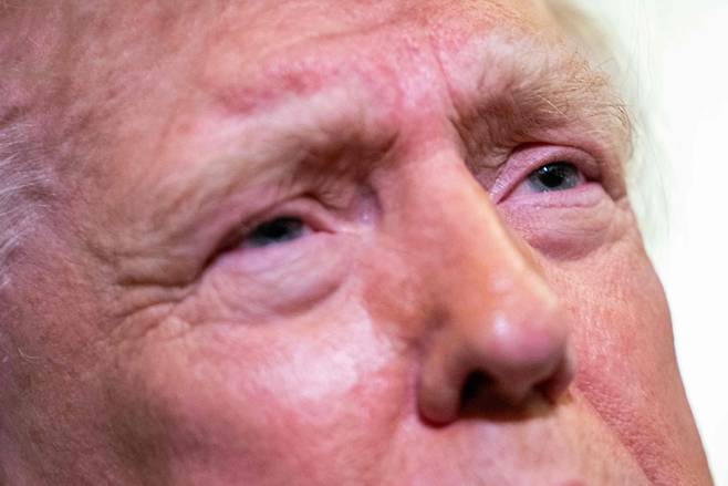 도널드 트럼프 미국 대통령이 지난 29일(현지시간) 플로리다주 웨스트팜비치에서 메릴랜드주 앤드류스 합동기지로 향하던 중 에어포스원 기내에서 취재진들과 이야기를 나누고 있다. [AFP]