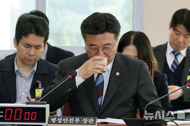 [서울=뉴시스] 김금보 기자 = 윤호중 행정안전부 장관이 지난 2일 오전 서울 여의도 국회에서 열린 행정안전위원회 전체회의에서 2026년도 제1회 추가경정예산안(정부)에 대한 제안설명을 앞두고 물을 마시고 있다. 2026.04.02. kgb@newsis.com