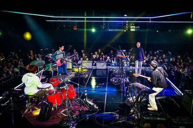 [서울=뉴시스] 3일 오후 서울 강서구 LG아트센터 서울 U+스테이지 홀에서 열린 EBS 스페이스 공감 '홈커밍데이'에서 실리카겔이 공연하는 모습. (사진 = EBS 제공) 2026.04.05 photo@newsis.com *재판매 및 DB 금지