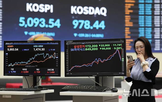 [서울=뉴시스] 조성우 기자 = 미국과 이스라엘의 이란 공습 여파로 국내 증시가 급락한 4일 오후 서울 여의도 한국거래소 홍보관 전광판에 삼성전자와 SK하이닉스 등 주요 종목의 종가가 표시되고 있다. 2026.03.04. xconfind@newsis.com