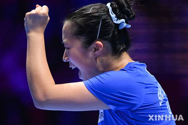 [마카오=신화/뉴시스] 신유빈(13위)이 4일(현지 시간) 중국 마카오에서 열린 2026 국제탁구연맹(ITTF) 남녀 월드컵 여자 단식 8강전에서 천싱퉁(3위·중국)과 경기 중 환호하고 있다. 신유빈이 4-1(11-8 9-11 12-10 11-0 11-9)로 승리하고 한국 여자 선수로는 처음으로 단식 4강에 올랐다. 2026.04.05.