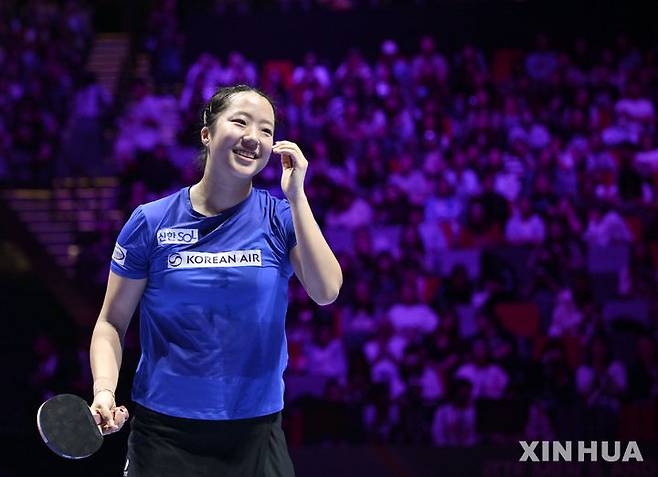 [마카오=신화/뉴시스] 신유빈(13위)이 4일(현지 시간) 중국 마카오에서 열린 2026 국제탁구연맹(ITTF) 남녀 월드컵 여자 단식 8강전에서 천싱퉁(3위·중국)을 꺾은 후 웃음 짓고 있다. 신유빈이 4-1(11-8 9-11 12-10 11-0 11-9)로 승리하고 한국 여자 선수로는 처음으로 단식 4강에 올랐다. 2026.04.05.