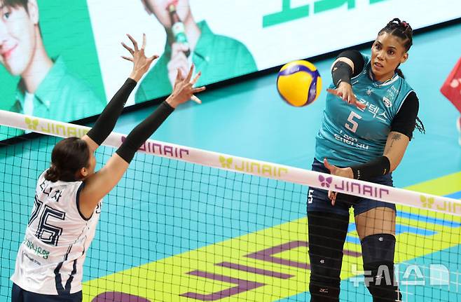 [서울=뉴시스] 이영환 기자 = 5일 오후 서울 중구 장충체육관에서 열린 2025-2026 V-리그 여자부 GS칼텍스와 한국도로공사의 챔피언결정전 3차전, GS 지젤 실바가 공격을 하고 있다. 2026.04.05. 20hwan@newsis.com