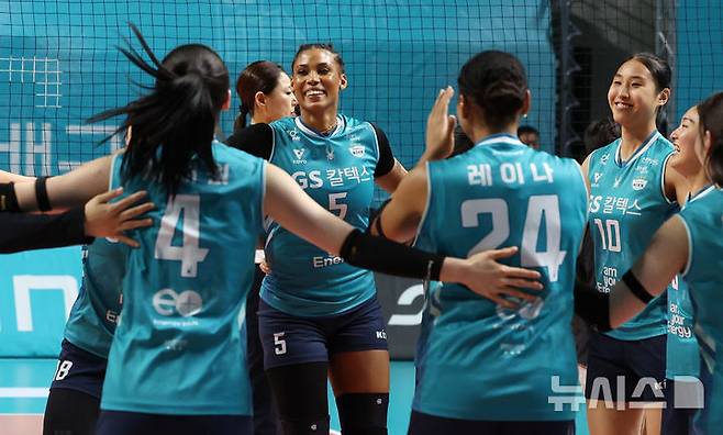 [서울=뉴시스] 이영환 기자 = 5일 오후 서울 중구 장충체육관에서 열린 2025-2026 V-리그 여자부 GS칼텍스와 한국도로공사의 챔피언결정전 3차전, 세트스코어 3-1로 승리해 우승을 차지한 GS칼텍스 선수들이 기뻐하고 있다.  2026.04.05. 20hwan@newsis.com