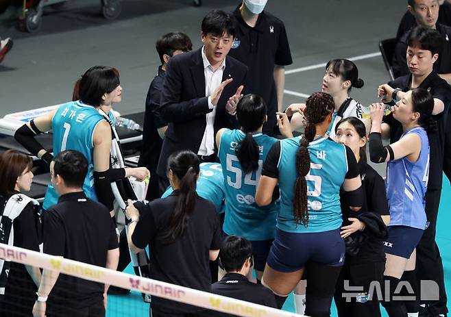 [서울=뉴시스] 이영환 기자 = 5일 오후 서울 중구 장충체육관에서 열린 2025-2026 V-리그 여자부 GS칼텍스와 한국도로공사의 챔피언결정전 3차전, GS 이영택 감독이 선수들을 격려하고 있다. 2026.04.05. 20hwan@newsis.com