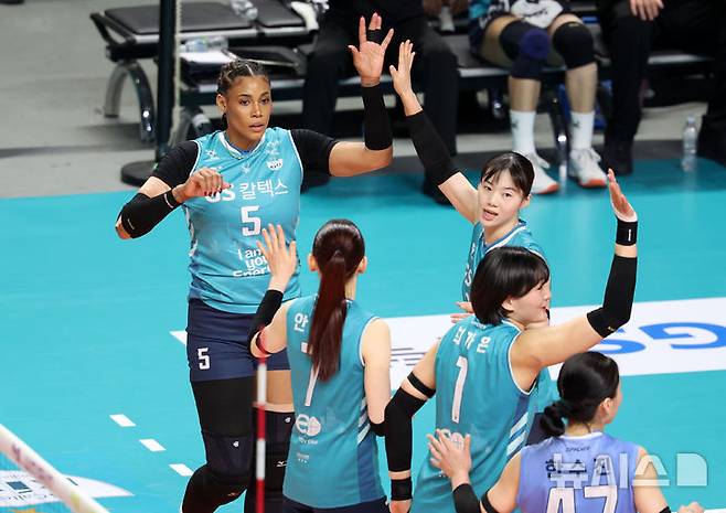[서울=뉴시스] 이영환 기자 = 5일 오후 서울 중구 장충체육관에서 열린 2025-2026 V-리그 여자부 GS칼텍스와 한국도로공사의 챔피언결정전 3차전, GS 지젤 실바가 득점 후 동료들과 기쁨을 나누고 있다. 2026.04.05. 20hwan@newsis.com