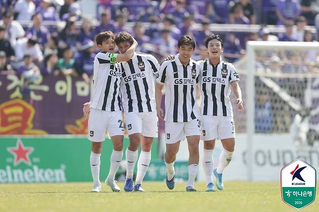 [서울=뉴시스] 프로축구 K리그1 FC서울의 클리말라(왼쪽 2번째). (사진=한국프로축구연맹 제공)