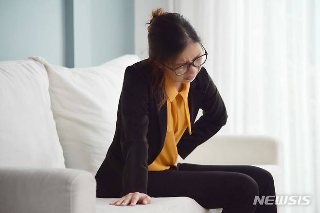 [서울=뉴시스] 여성 중 대다수가 생리통을 경험한 경우가 많은 가운데, 생리통을 완화하기 위해 진통제를 찾곤 한다. 생리통용 진통제가 따로 있는 것은 아니지만, 증상별로 도움을 줄 수 있는 성분이 들어간 약을 고르는 것이 좋다. (사진= 게티이미지 뱅크 제공) 2026.04.05. photo@newsis.com.