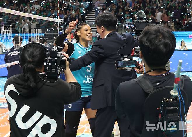 [서울=뉴시스] 이영환[서울=뉴시스] 이영환 기자 = 5일 오후 서울 중구 장충체육관에서 열린 2025-2026 V-리그 여자부 GS칼텍스와 한국도로공사의 챔피언결정전 3차전, 세트스코어 3-1로 승리해 우승을 차지한 GS칼텍스 지젤 실바와 이영택 감독이 포옹하고 있다.  2026.04.05. 20hwan@newsis.com 기자 =