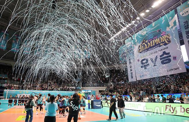 [서울=뉴시스] 이영환 기자 = 5일 오후 서울 중구 장충체육관에서 열린 2025-2026 V-리그 여자부 GS칼텍스와 한국도로공사의 챔피언결정전 3차전, 세트스코어 3-1로 승리해 우승을 차지한 GS칼텍스 선수들이 기뻐하고 있다.  2026.04.05. 20hwan@newsis.com