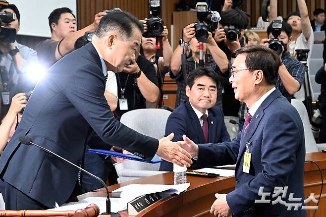 이종석 국가정보원장 후보자가 19일 서울 여의도 국회에서 열린 인사청문회에서 선서를 마치고 신성범 위원장에게 선서문을 전달하고 있다. 윤창원 기자
