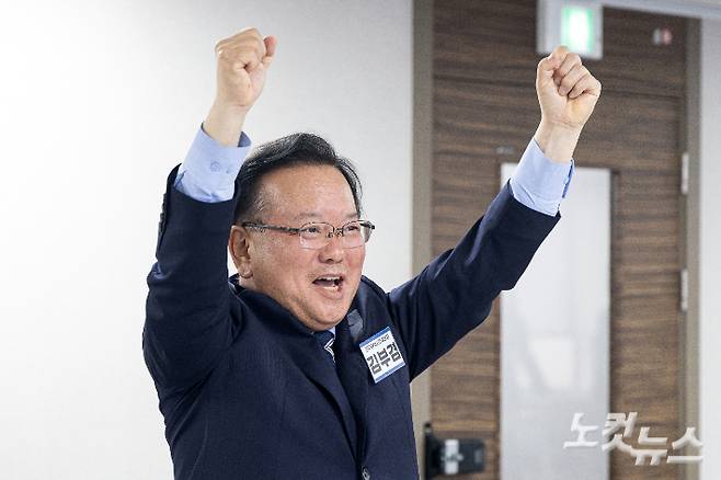 6·3 지방선거 대구시장에 출사표를 던진 김부겸 전 국무총리가 3일 서울 영등포구 여의도 더불어민주당 중앙당사에서 열린 공천 심사 면접에서 파이팅을 외치고 있다. 윤창원 기자