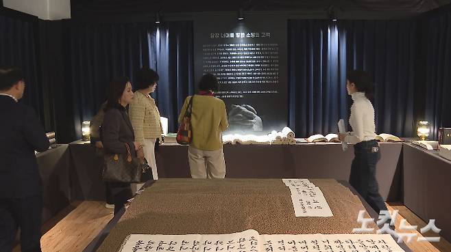 전시장을 둘러보고 있는 자원봉사자들. 오요셉 기자.