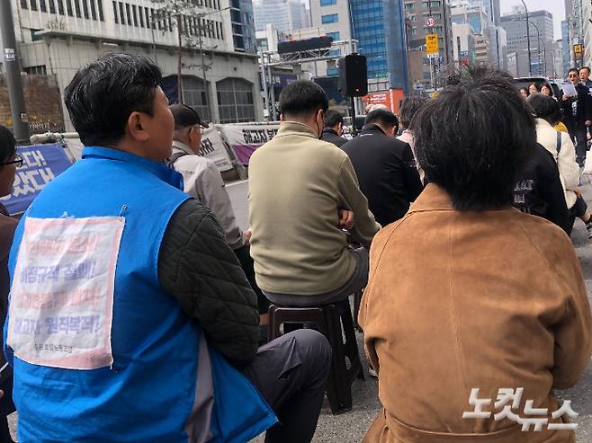 부활절 예배를 드리고 있는 세종호텔 해고노동자 고진수 씨. 장세인 기자