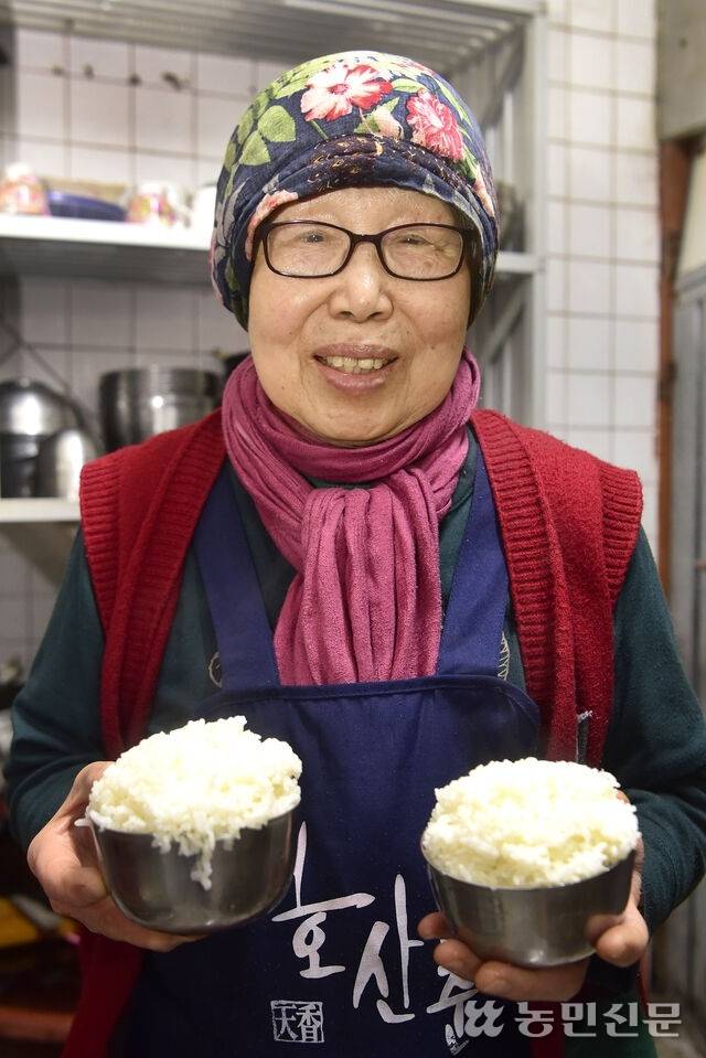 백반 단일 메뉴에도 여러종류의 반찬과 맛 좋기로 이름난 ‘신동진’으로 지은 밥을 고봉으로 담아준다. 익산=강재훈 프리랜서 기자
