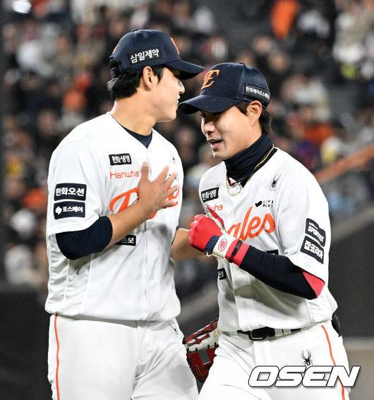 [OSEN=대전, 이대선 기자] 2일 대전 한화생명볼파크에서 2026 신한 SOL KBO리그 한화 이글스와 KT 위즈의 경기가 열렸다.이날 한화는 문동주, KT는 오원석을 선발로 내세웠다.4회초 2사 1,3루에서 호수비를 펼친 한화 심우준이 문동주와 하이파이브를 나누고 있다. 2026.04.02 /sunday@osen.co.kr