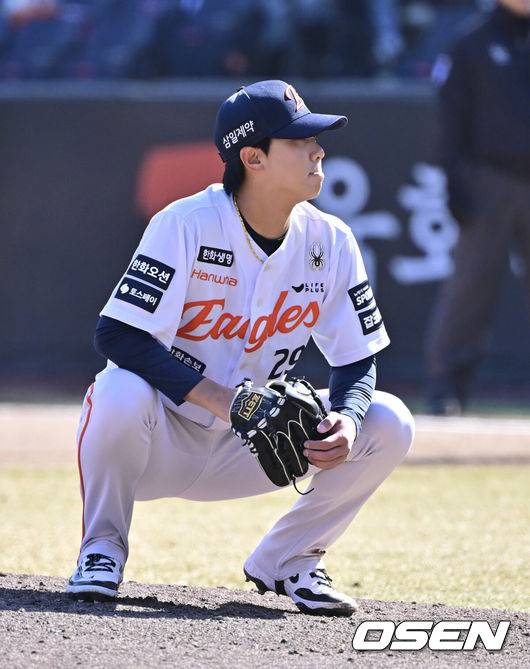 [OSEN=대전, 박준형 기자] 19일 오후 대전 한화생명볼파크에서 2026 신한 SOL KBO 리그 시범경기 한화 이글스와 KIA 타이거즈의 경기를 진행됐다.한화와 KIA는 시범경기에서 각각 2승 4패, 2승 1무 3패를 기록 중이다.6회초 2사 1,3루 한화 황준서가 1루 대주자 정현창의 도루때 아쉬워하고 있다.    2026.03.19 / soul1014@osen.co.kr