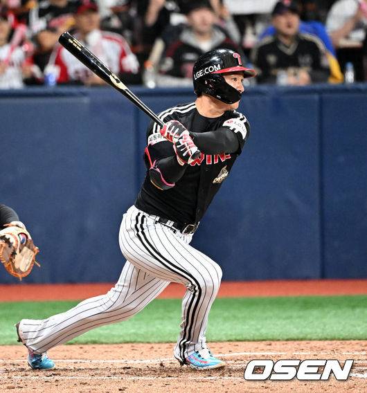 [OSEN=고척, 이대선 기자] 5일 서울 고척스카이돔에서 2026 신한 SOL KBO리그 키움 히어로즈와 LG 트윈스의 경기가 열렸다.이날 키움은 와일스, LG는 톨허스트를 선발로 내세웠다.4회초 무사 2,3루에서 LG 오지환이 중전 적시타를 치고 있다. 2026.04.05 /sunday@osen.co.kr