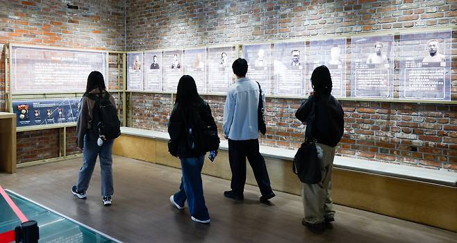 2일 서울 서대문형무소역사관 상설전시공간에 ‘독립유공자 미전수 훈장 전시회’가 열려 유관순 열사 관련 연극을 준비하고 있는 학생들이 전시공간을 살펴보고 있다. 국가보훈부는 ‘광복, 영광 그리고 남겨진 훈장’을 주제로 이재명 지사(1962년 대통령장)와 장인환 지사(1962년 대통령장) 등 독립유공자 16인의 훈장 전시회를 개최한다고 이날 밝혔다.