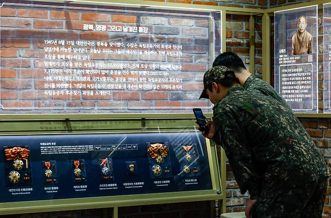 2일 서울 서대문형무소역사관 상설전시공간에 ‘독립유공자 미전수 훈장 전시회’가 열려 국군 장병들이 훈장을 휴대전화 카메라로 촬영하고 있다.&nbsp;