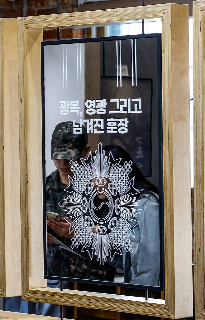 2일 서울 서대문형무소역사관 상설전시공간에 ‘독립유공자 미전수 훈장 전시회’가 열려 시민들이 전시공간을 살펴보고 있다.