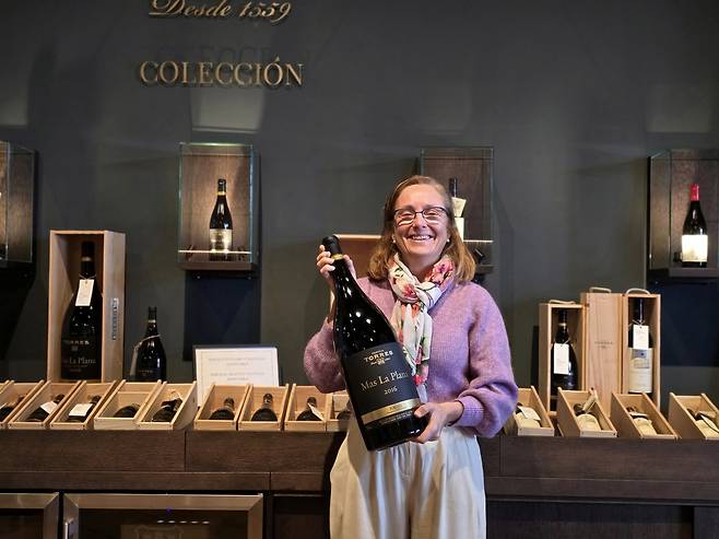스페인 파밀리아 토레스 와이너리에서 마스 라 플라나 더블 매그넘을 들고 포즈를 취한 5대손 미레이아 토레스 마차세크. 최현태 기자