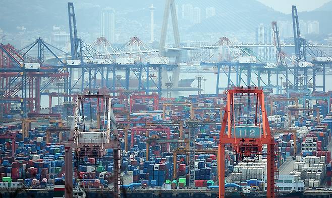 지난 1일 부산항 신선대 부두에 컨테이너가 쌓여 있다. 연합뉴스