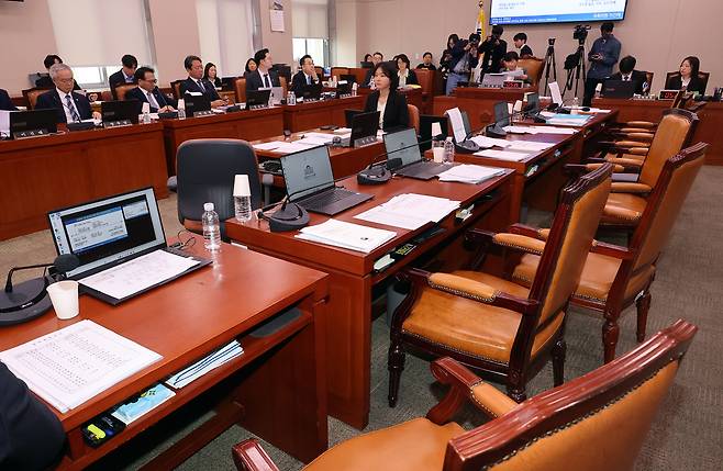 3일 국회에서 열린 '윤석열정권 정치검찰조작기소 의혹사건 진상규명' 국정조사특별위원회 전체회의 도중 국민의힘 의원들이 서영교 위원장의 운영방식에 반대하면서 퇴장한 가운데 회의가 열리고 있다. 연합뉴스