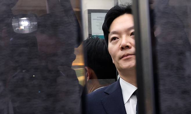 '쌍방울 대북 송금' 사건을 수사했던 박상용 인천지방검찰청 부부장검사가 지난 3일 국회에서 열린 '윤석열정권 정치검찰조작기소 의혹사건 진상규명' 국정조사특별위원회 전체회의에서 서영교 위원장의 대기 장소 이동 조치에 이석하고 있다. 연합뉴스