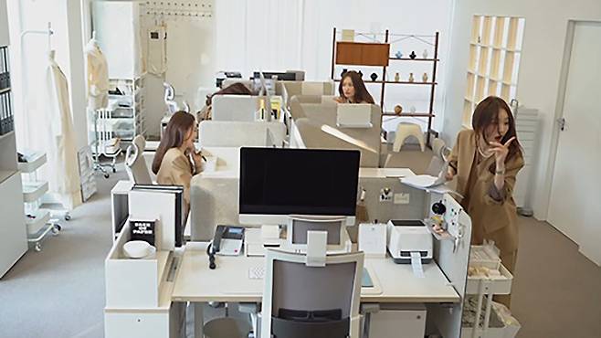 업무 몰입도를 극대화한 사무실 전경. 강민경은 ‘사과문’&nbsp;대신 ‘압도적 처우’라는 정공법을 택했다. 강민경 유튜브 캡처