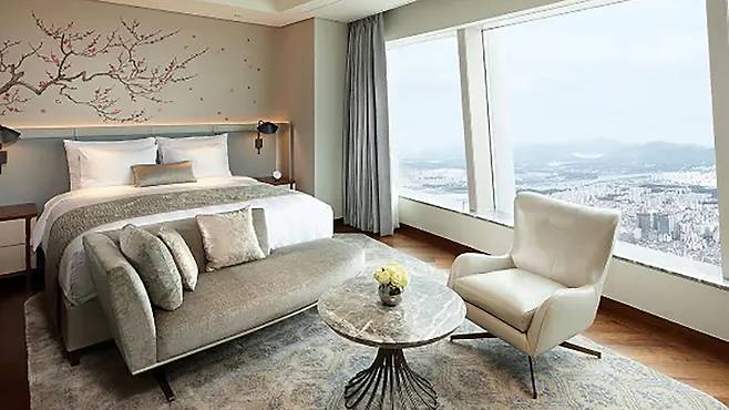 직원의 자부심을 ‘숫자’로 증명하는 보상 체계. 전 직원 시그니엘 숙박권은 핵심 인재를 향한 최고의 예우다. 시그니엘 제공