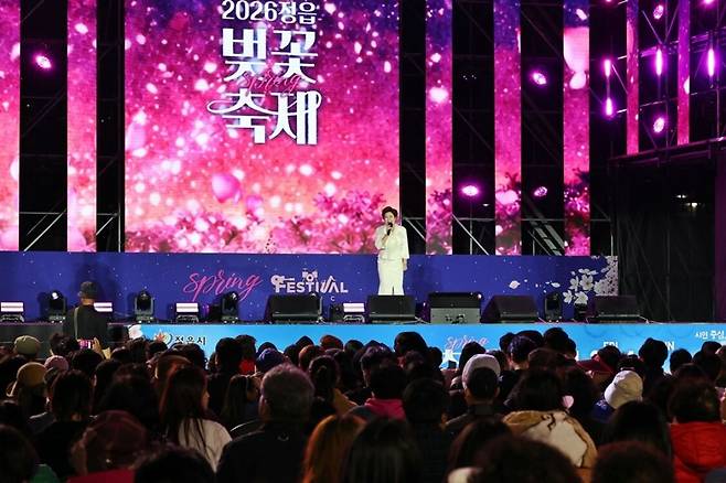 전북 정읍시 벚꽃 명소인 정읍천 일원에서 열린 ‘2026 정읍 벚꽃축제’에서 김용임이 초청 가수로 무대에 서 분위기를 돋우고 있다. 김용임은 2013년 이 지역 명산 '내장산'을 디지털 싱글 앨범 타이틀곡으로 선보여 시민들로부터 큰 인기를 끌어 왔다. 정읍시 제공