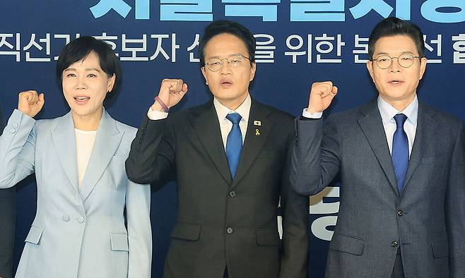 서울시장 예비후보들 “파이팅” 5일 서울 여의도 더불어민주당 중앙당사에서 열린 서울시장 본경선 후보자 합동연설회에서 예비후보들이 파이팅을 외치며 기념촬영을 하고 있다. 민주당 서울시장 본경선은 7~9일 치러진다. 당원 투표·국민 여론조사를 각 50% 반영해 당선자를 가린다. 전현희(왼쪽부터)·박주민·정원오 예비후보. 연합