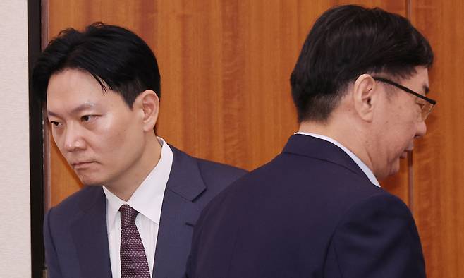 지난 2025년 10월 14일 서울 여의도 국회에서 열린 법무부 등에 대한 법제사법위원회 국정감사에서 국민의힘 나경원 의원의 질의가 이어지고 있는 가운데 박상용 당시 법무연수원 교수가 발언대로, 이화영 전 경기도 평화부지사가 답변을 마치고 자리로 향하고 있다. 연합뉴스