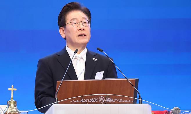 이재명 대통령이 5일 서울 여의도 순복음교회에서 열린 2026 한국교회 부활절 연합예배에서 축사를 하고 있다. 뉴스1