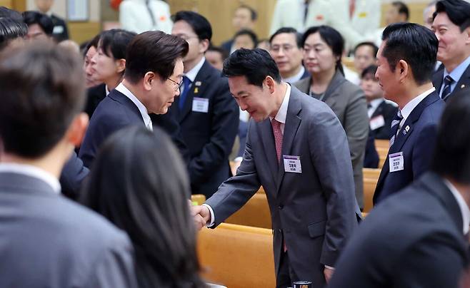 “청와대서 다시 만납시다” 이재명 대통령이 5일 서울 여의도순복음교회에서 열린 ‘2026 부활절 연합예배’에서 국민의힘 장동혁 대표와 악수를 하고 있다. 이 대통령은 축사를 통해 “우리가 직면한 위기를 극복하기 위해서는 국민의 마음을 하나로 모으는 일이 매우 중요하다”고 강조했다. 청와대사진기자단