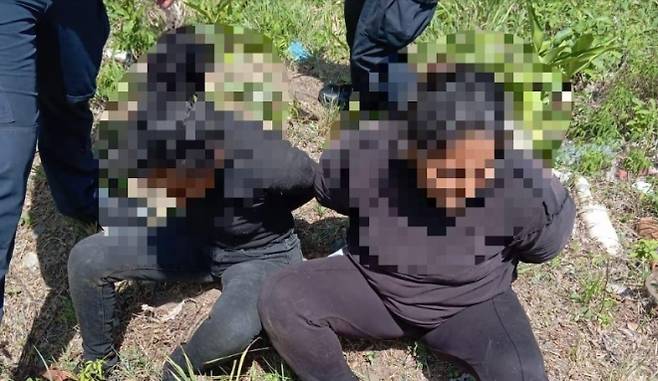 교도소에 몰래 마약과 총기 등을 넣어주려다가 순찰하던 경찰에 붙잡힌 여자들. 파나마 검찰 제공